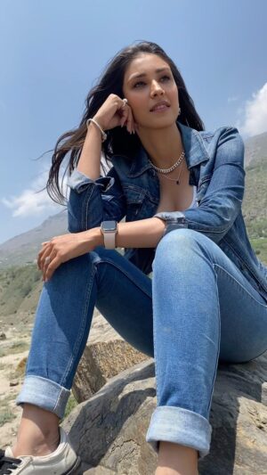 Navneet Kaur Dhillon Instagram - 💙🤍