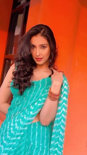 Navneet Kaur Dhillon Instagram - ख्वाबों की राहों में जो चलते रहे, मंजिलें उन्हीं की मिलती रही। ✨
.
@makeupby_kirron ⭐️
.
.
.
.
.
.
.
#Dreams #Life #Shayari #HindiPoetry #Instagram #Thoughts #inspiration