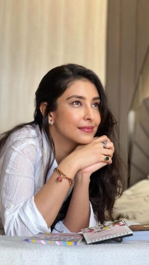 Navneet Kaur Dhillon Instagram - Life is the art of embracing every moment, both big and small, with gratitude and curiosity. 🌟
@makeupby_kirron 📸❤️💇🏻‍♀️💄
.
.
.
.
.
.
 #LifeJourney #LifeIsBeautiful #LiveFully #EveryMomentCounts #GratitudeAttitude #EmbraceLife #FindJoy #DiscoverLife #CherishMoments #LiveWithPurpose #EnjoyTheJourney