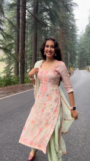 Navneet Kaur Dhillon Instagram - मुस्कुराते चेहरे, राज़ गहरे ! 🌷
.
.
.
. 
.
.
#life #remember #happiness #love #travel #trending #reels #music #photooftheday