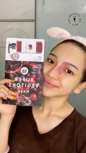 Nay Chi Oo Instagram - @wb.wonderbath ရဲ့ Super Vegitoks အစိမ်းရောင် cleanser လေးကိုတော့ Detoxifying အတွက်ဆိုပြီး အားလုံး သိပြီးသားဖြစ်မှာပါ။ နေခြည်လည်းအရင်က အစိမ်းရောင်သုံးဖူးတဲ့ customer ဆိုတော့ ဒီ brand ကိုအစထဲက အရမ်းကြိုက်တယ်။
အခု review ပေးထားတဲ့ Super Vegitoks Cleanser And Mask အနီရောင်က အစိမ်းထွက်ပြီးမှ new products အနေနဲ့ထွက်လာတဲ့ နှစ်ရောင်ထဲက တစ်ရောင်ပေါ့။
အနီက အသားအရေ ညစ်နေတဲ့သူ နေလောင်လို့မွဲခြောက်ခြောက်ဖြစ်နေသူ အမဲစက်ဝက်ခြံအမာရွတ်ခပ်ပါးပါးကျန်လို့ brightening ဘက်သွားချင်တဲ့သူတွေအတွက် Must Try ပါ။ 
နေခြည်ကတော့ အရင်လကစပြီး ၅ ထုပ်ဝယ်စမ်းတယ်။ အခုကြိုက်လို့ ၅ ထုပ်ထပ်ဝယ်ရင်း ရေးထားတဲ့ review ပါ။ ကျားမ အသက်အရွယ် မရွေး သုံးလို့ရပါတယ်။ active ingredients ပြင်းပြင်းတွေမပါလို့ all skin types သုံးဖို့အဆင်ပြေပါလိမ့်မယ်။
 
Pro Tip: သိသာတဲ့ result ရဖို့ နှစ်ရက်ခြား တစ်ခါသုံးပြီး video ထဲမှာ လုပ်ပြထားသလို face massage လေးလုပ်ပေးပါ။ ရေများများသောက်ပေးပါ။ 

Main Ingredients: Melaleuca Alternifolia (teatree oil), Centella Asiatica Extract, Glycerin, Purified Water, Red Fruits Extract 

Recommended for: hydration, brightening, moisture, anti-acne 
Not recommended for: anti-aging (တင်းတိတ်မဲ့ခြောက်တွေ wrinkles တွေတော့ မပျောက်နိုင်ပါ)
စျေးနှုန်း ▶️ ၂၅၀၀- ၃၅၀၀ ကျပ်ဝန်းကျင်
#wonderbath #wonderbathsupervegitokscleanser #supervegitokscleanser #supervegitoksmask #supervegitoksred #beautybynaychi #naychioo #naychireviews #naychiskincare