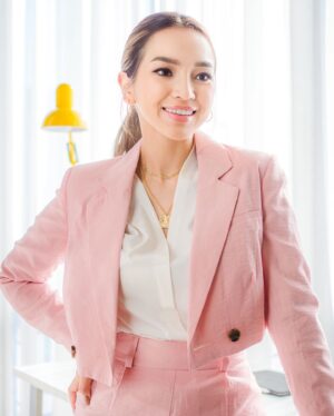 Nay Chi Oo Instagram - ဘယ်အချိန်ဖြစ်ဖြစ် ချိုင်းချွေးအနံ့ဆိုးတွေမထွက်ပဲ အကွက်လိုက်ဖြစ်မနေဖို့ နေခြည်ကတော့ Rexona Dry Serum သုံးတယ်။ #rexona #rexonamyanmar #rexonadryserum #deodorant