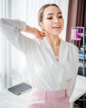 Nay Chi Oo Instagram - ဘယ်အချိန်ဖြစ်ဖြစ် ချိုင်းချွေးအနံ့ဆိုးတွေမထွက်ပဲ အကွက်လိုက်ဖြစ်မနေဖို့ နေခြည်ကတော့ Rexona Dry Serum သုံးတယ်။ #rexona #rexonamyanmar #rexonadryserum #deodorant