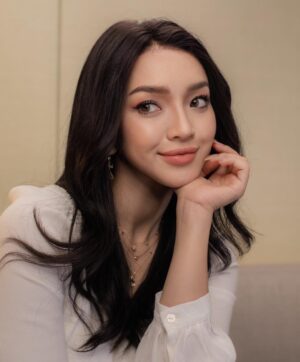 Nay Chi Oo Instagram - Stayhome ကာလကြောင့်ကော အပြင်သွားရင် mask တွေတပ်ထားရတာကြောင့်ကော နေခြည်တို့ မိန်းကလေးတွေ မိတ်ကပ်လိမ်းရတာကို အရင်လို အဆင့်တွေမျိုးစုံနဲ့ အချိန်တွေပေး လိမ်းမနေနိုင်ကြတော့ဘူးလေ။ 

Foundation တစ်ဘူးထဲမှာ skincare effect ကော sunscreen ကော concealer ကောအကုန်ပါတဲ့ အချိန်ကုန်သက်သာမယ့် မိတ်ကပ်ဘူးကောင်းတစ်ဘူး လိုချင်တယ်ဆ်ု ဒီ Secret Lady က Perfect 6 in 1 BB cream လေးသုံးကြည့်ဖို့ နေခြည်ကတော့ highly recommend ပါ။ 

နေခြည်တော်ရုံ Review မပေးတတ်ဘူး ပေးရင်လည်း တောက်လျှောက်စွဲစွဲမြဲမြဲသုံးတယ်။ အခု မိတ်ကပ် look လေးကိုလည်း ပေါ့ပေါ့ပါးပါး Korean look ဖြူဖြူလေးရအောင် ဒီ Secret Lady က BB Cream တစ်မျိုးထဲနဲ့ အောက်ခံလိမ်းကြည့်ထားတယ်။ ခဏနေရင် ten minutes makeup challenge vlog လေးလည်း တင်ပေးဦးမယ်နော်။ 
Online ကဆို ဒီကနေ ဝယ်လို့ရမယ်နော်
https://www.facebook.com/secretladykorea/
#beautybynaychi #naychireviews #secretladymyanmar #secretlady #secretladybbcream
