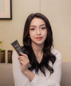 Nay Chi Oo Instagram - Stayhome ကာလကြောင့်ကော အပြင်သွားရင် mask တွေတပ်ထားရတာကြောင့်ကော နေခြည်တို့ မိန်းကလေးတွေ မိတ်ကပ်လိမ်းရတာကို အရင်လို အဆင့်တွေမျိုးစုံနဲ့ အချိန်တွေပေး လိမ်းမနေနိုင်ကြတော့ဘူးလေ။ 

Foundation တစ်ဘူးထဲမှာ skincare effect ကော sunscreen ကော concealer ကောအကုန်ပါတဲ့ အချိန်ကုန်သက်သာမယ့် မိတ်ကပ်ဘူးကောင်းတစ်ဘူး လိုချင်တယ်ဆ်ု ဒီ Secret Lady က Perfect 6 in 1 BB cream လေးသုံးကြည့်ဖို့ နေခြည်ကတော့ highly recommend ပါ။ 

နေခြည်တော်ရုံ Review မပေးတတ်ဘူး ပေးရင်လည်း တောက်လျှောက်စွဲစွဲမြဲမြဲသုံးတယ်။ အခု မိတ်ကပ် look လေးကိုလည်း ပေါ့ပေါ့ပါးပါး Korean look ဖြူဖြူလေးရအောင် ဒီ Secret Lady က BB Cream တစ်မျိုးထဲနဲ့ အောက်ခံလိမ်းကြည့်ထားတယ်။ ခဏနေရင် ten minutes makeup challenge vlog လေးလည်း တင်ပေးဦးမယ်နော်။ 
Online ကဆို ဒီကနေ ဝယ်လို့ရမယ်နော်
https://www.facebook.com/secretladykorea/
#beautybynaychi #naychireviews #secretladymyanmar #secretlady #secretladybbcream