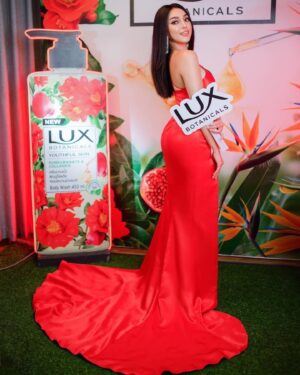 Nay Chi Oo Instagram - မနေ့က Lux Myanmar ရဲ့ new product lauching online LIVE လေးကြည့်ပြီးပြီလားရှင့် ??
မကြည့်ရသေးရင် Link ကို bio မှာ တင်ထားတယ်နော်

နေခြည်ကိုယ်တိုင် pack လုပ်ပြီး လက်ဆောင်ပေးမယ့် Lux Basket လေးလဲ ပါတယ်နော်။
Promotion တွေက အရမ်းတန်တော့ ဒီကြားထဲ Lux Botanicals Shower Gel လေးတွေ ဝယ်ဖြစ်အောင် ဝယ်ထားတော့

#luxmyanmar #luxbotanicals2020 #naychioolux