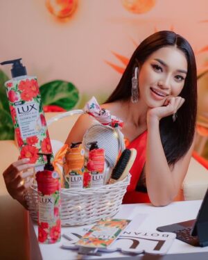 Nay Chi Oo Instagram - မနေ့က Lux Myanmar ရဲ့ new product lauching online LIVE လေးကြည့်ပြီးပြီလားရှင့် ??
မကြည့်ရသေးရင် Link ကို bio မှာ တင်ထားတယ်နော်

နေခြည်ကိုယ်တိုင် pack လုပ်ပြီး လက်ဆောင်ပေးမယ့် Lux Basket လေးလဲ ပါတယ်နော်။
Promotion တွေက အရမ်းတန်တော့ ဒီကြားထဲ Lux Botanicals Shower Gel လေးတွေ ဝယ်ဖြစ်အောင် ဝယ်ထားတော့

#luxmyanmar #luxbotanicals2020 #naychioolux