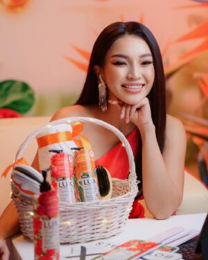 Nay Chi Oo Instagram - မနေ့က Lux Myanmar ရဲ့ new product lauching online LIVE လေးကြည့်ပြီးပြီလားရှင့် ??
မကြည့်ရသေးရင် Link ကို bio မှာ တင်ထားတယ်နော်

နေခြည်ကိုယ်တိုင် pack လုပ်ပြီး လက်ဆောင်ပေးမယ့် Lux Basket လေးလဲ ပါတယ်နော်။
Promotion တွေက အရမ်းတန်တော့ ဒီကြားထဲ Lux Botanicals Shower Gel လေးတွေ ဝယ်ဖြစ်အောင် ဝယ်ထားတော့

#luxmyanmar #luxbotanicals2020 #naychioolux