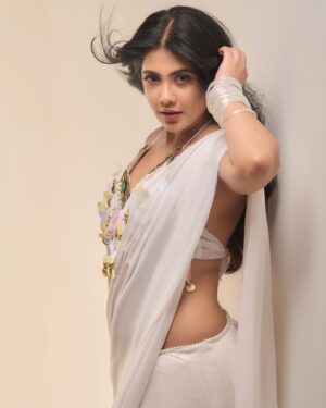 Nayana Elza Instagram - 🤍
.
.
📸 @jibinartist @plan.b.actions 
Blouse @western_lady_ 
Styling @merlin_lizbet 
MUA @ajayanmakeupartist @sibi_hair_stylist 
.
.
.
.
.
.
.
.
.
.
.
#white #ootd #photoshoot #photooftheday #saree #fashion #style #photogram #pics #instagood #insta