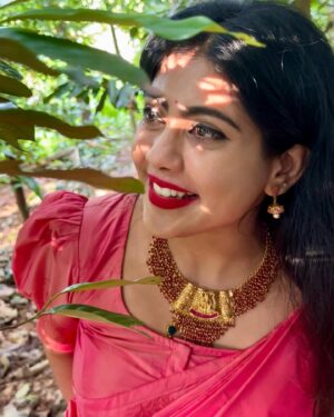 Nayana Elza Instagram - ചിരിയോ ചിരി 😁
.
.
📸 @artmowgli 
.
.
.
.
.
.
.
.
.
.
.
.
.
.
.
.
.
.
.
.
.
.
.
.
.
.
.
.
.
.
.
.
.
.
.
.
.
.
.
#saree #green #instapic #fashion #smile #nayanaelza #picoftheday #instadaily #moment