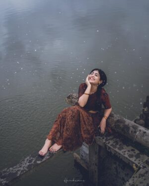 Nayana Elza Instagram - നില ✨
.
.

Photography: @_harikumar._ @haaary._ 
Stylist @merlin_lizbet 
Bts : @thekochimachan 
Photography assist : @__naim.___ @_fahadh_x_
Costume @sahasraksh_designstudio 
.
.
.
.
.
.
.
.
.
#rainyday #dhawani #monsoon #kerala #green #godsowncountry #tamilponnu #nayanaelza #moment