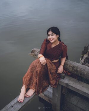 Nayana Elza Instagram - നില ✨
.
.

Photography: @_harikumar._ @haaary._ 
Stylist @merlin_lizbet 
Bts : @thekochimachan 
Photography assist : @__naim.___ @_fahadh_x_
Costume @sahasraksh_designstudio 
.
.
.
.
.
.
.
.
.
#rainyday #dhawani #monsoon #kerala #green #godsowncountry #tamilponnu #nayanaelza #moment