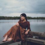 Nayana Elza Instagram – നില ✨
.
.

Photography: @_harikumar._ @haaary._ 
Stylist @merlin_lizbet 
Bts : @thekochimachan 
Photography assist : @__naim.___ @_fahadh_x_
Costume @sahasraksh_designstudio 
.
.
.
.
.
.
.
.
.
#rainyday #dhawani #monsoon #kerala #green #godsowncountry #tamilponnu #nayanaelza #moment