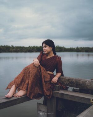 Nayana Elza Instagram - നില ✨
.
.

Photography: @_harikumar._ @haaary._ 
Stylist @merlin_lizbet 
Bts : @thekochimachan 
Photography assist : @__naim.___ @_fahadh_x_
Costume @sahasraksh_designstudio 
.
.
.
.
.
.
.
.
.
#rainyday #dhawani #monsoon #kerala #green #godsowncountry #tamilponnu #nayanaelza #moment
