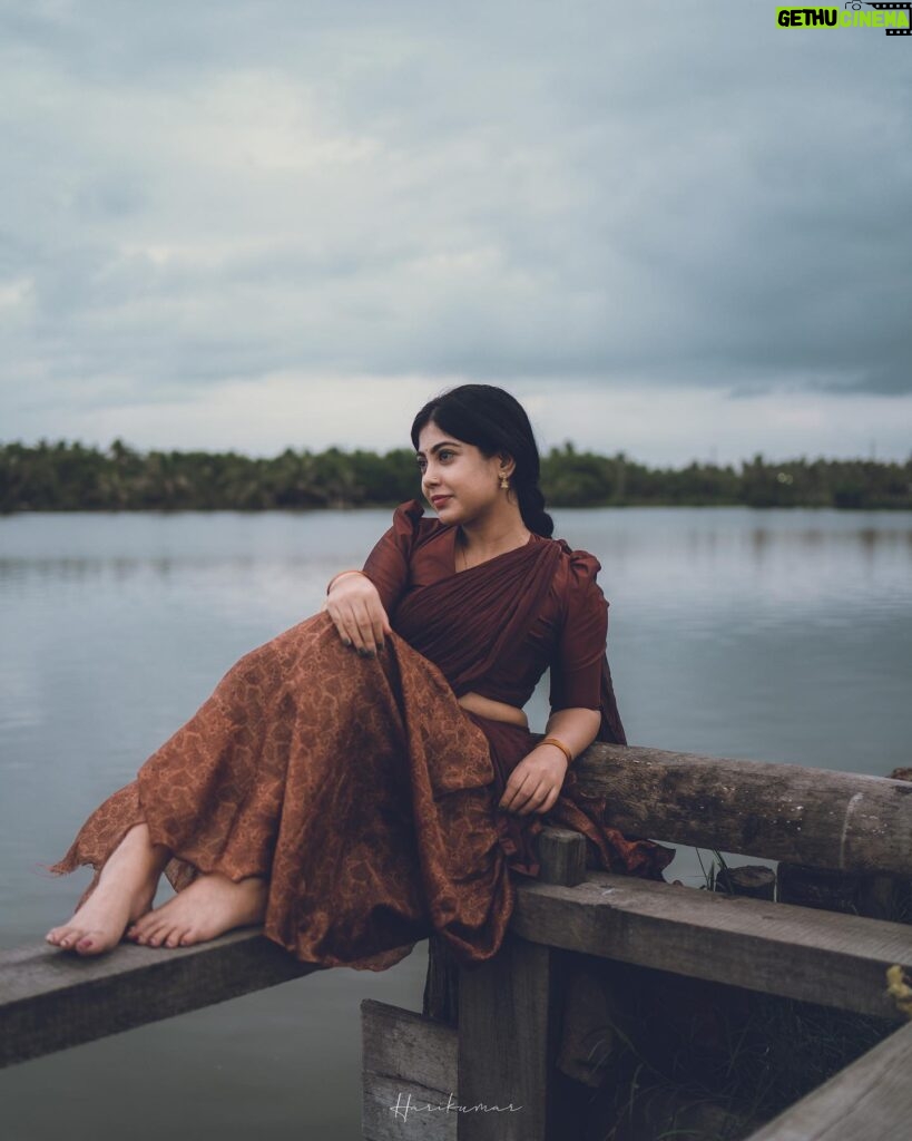 Nayana Elza Instagram - നില ✨ . . Photography: @_harikumar._ @haaary._ Stylist @merlin_lizbet Bts : @thekochimachan Photography assist : @__naim.___ @_fahadh_x_ Costume @sahasraksh_designstudio . . . . . . . . . #rainyday #dhawani #monsoon #kerala #green #godsowncountry #tamilponnu #nayanaelza #moment