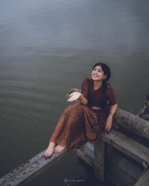Nayana Elza Instagram - നില ✨
.
.

Photography: @_harikumar._ @haaary._ 
Stylist @merlin_lizbet 
Bts : @thekochimachan 
Photography assist : @__naim.___ @_fahadh_x_
Costume @sahasraksh_designstudio 
.
.
.
.
.
.
.
.
.
#rainyday #dhawani #monsoon #kerala #green #godsowncountry #tamilponnu #nayanaelza #moment