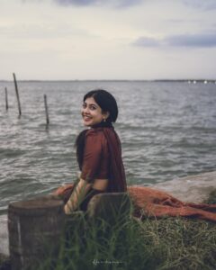 Nayana Elza Instagram - നില ✨ . . Photography: @_harikumar._ @haaary._ Stylist @merlin_lizbet Bts : @thekochimachan Photography assist : @__naim.___ @_fahadh_x_ Costume @sahasraksh_designstudio . . . . . . . . #dhawani #shoot #kerala #tamilponnu #naturephotography #nayanaelza #green #water #moment