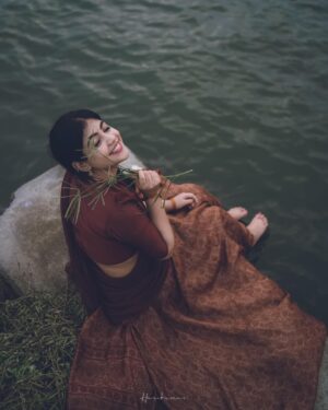 Nayana Elza Instagram - നില ✨
.
.

Photography: @_harikumar._ @haaary._ 
Stylist @merlin_lizbet 
Bts : @thekochimachan 
Photography assist : @__naim.___ @_fahadh_x_
Costume @sahasraksh_designstudio 
.
.
.
.
.
.
.
.
#dhawani #shoot #kerala #tamilponnu #naturephotography #nayanaelza #green #water #moment