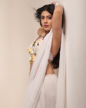 Nayana Elza Instagram - 🤍
.
.
📸 @jibinartist @plan.b.actions 
Blouse @western_lady_ 
Styling @merlin_lizbet 
MUA @ajayanmakeupartist @sibi_hair_stylist 
.
.
.
.
.
.
.
.
.
.
.
#white #ootd #photoshoot #photooftheday #saree #fashion #style #photogram #pics #instagood #insta