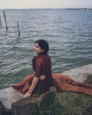 Nayana Elza Instagram - നില ✨
.
.

Photography: @_harikumar._ @haaary._ 
Stylist @merlin_lizbet 
Bts : @thekochimachan 
Photography assist : @__naim.___ @_fahadh_x_
Costume @sahasraksh_designstudio 
.
.
.
.
.
.
.
.
#dhawani #shoot #kerala #tamilponnu #naturephotography #nayanaelza #green #water #moment