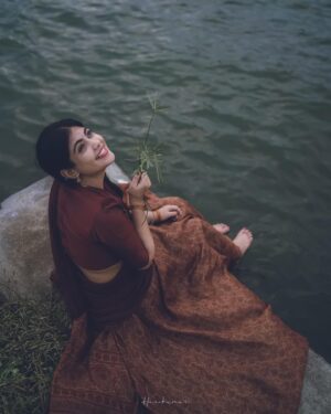 Nayana Elza Instagram - നില ✨
.
.

Photography: @_harikumar._ @haaary._ 
Stylist @merlin_lizbet 
Bts : @thekochimachan 
Photography assist : @__naim.___ @_fahadh_x_
Costume @sahasraksh_designstudio 
.
.
.
.
.
.
.
.
#dhawani #shoot #kerala #tamilponnu #naturephotography #nayanaelza #green #water #moment