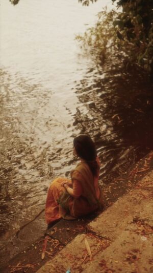 Nayana Elza Instagram - കൊതിച്ചിട്ടും വരാനെന്തേ വൈകീ നീ?…. 
.
.
.
.
🎥 @portraits_by_shone 
Attire @byhand.in 
.
.
.
.
.
.
.
#dhawani #madhupakaroo #nayanaelza #shoots #nature #vintage