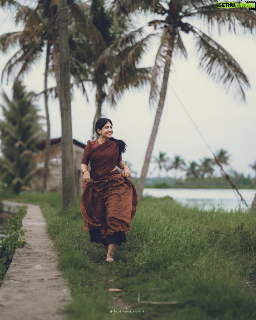 Nayana Elza Instagram - നില ✨ . . Photography: @_harikumar._ @haaary._ Stylist @merlin_lizbet Bts : @thekochimachan Photography assist : @__naim.___ @_fahadh_x_ Costume @sahasraksh_designstudio . . . . . . . . . . #naturephotography #green #kerala #dhawani #nayanaelza #moments #tamilponnu #shooting