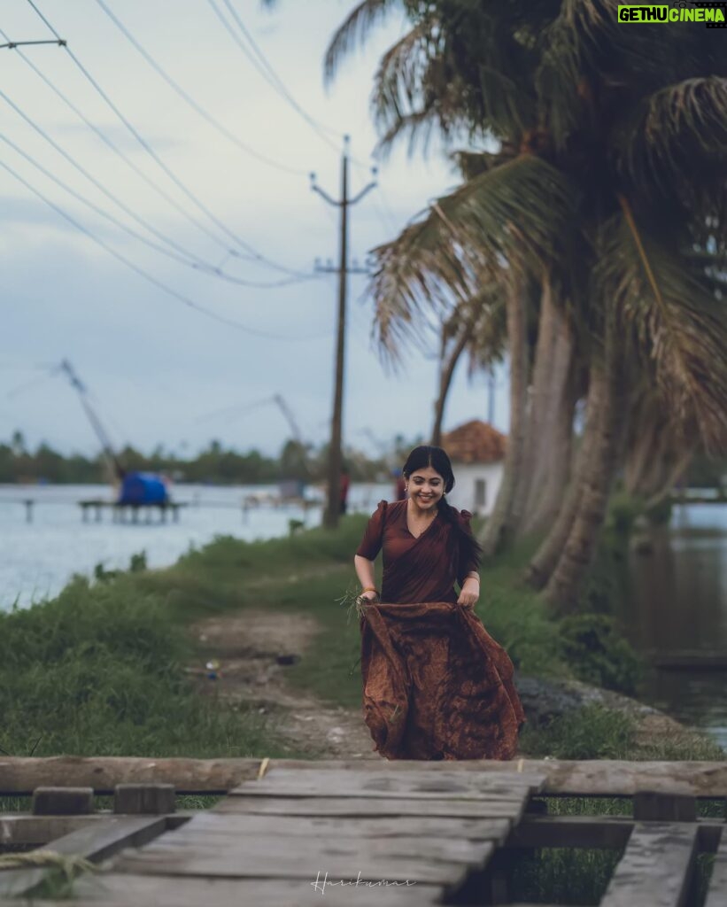 Nayana Elza Instagram - നില ✨ . . Photography: @_harikumar._ @haaary._ Stylist @merlin_lizbet Bts : @thekochimachan Photography assist : @__naim.___ @_fahadh_x_ Costume @sahasraksh_designstudio . . . . . . . . . . #naturephotography #green #kerala #dhawani #nayanaelza #moments #tamilponnu #shooting