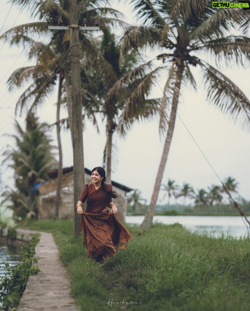 Nayana Elza Instagram - നില ✨ . . Photography: @_harikumar._ @haaary._ Stylist @merlin_lizbet Bts : @thekochimachan Photography assist : @__naim.___ @_fahadh_x_ Costume @sahasraksh_designstudio . . . . . . . . . . #naturephotography #green #kerala #dhawani #nayanaelza #moments #tamilponnu #shooting