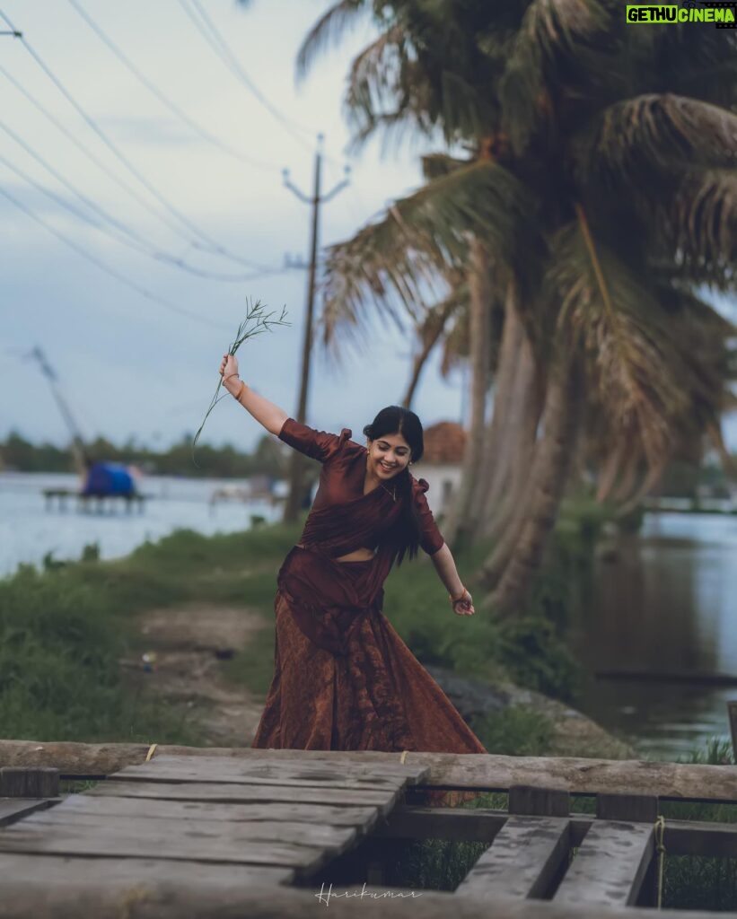 Nayana Elza Instagram - നില ✨ . . Photography: @_harikumar._ @haaary._ Stylist @merlin_lizbet Bts : @thekochimachan Photography assist : @__naim.___ @_fahadh_x_ Costume @sahasraksh_designstudio . . . . . . . . . . #naturephotography #green #kerala #dhawani #nayanaelza #moments #tamilponnu #shooting