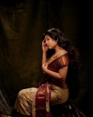 Nayana Elza Instagram - Fashion with a cultural twist✨
.
.
📸 @jibinartist @plan.b.actions 
Styling @merlin_lizbet 
MUA @ajayanmakeupartist @sibin_hair_stylist 
Saree @kathirlooms 
.
.
.
.
.
.
.
#saree #sixyards #fashion #elegance #nayanaelza #fashionstyle #styleoftheday