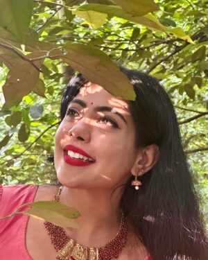 Nayana Elza Instagram - ചിരിയോ ചിരി 😁
.
.
📸 @artmowgli 
.
.
.
.
.
.
.
.
.
.
.
.
.
.
.
.
.
.
.
.
.
.
.
.
.
.
.
.
.
.
.
.
.
.
.
.
.
.
.
#saree #green #instapic #fashion #smile #nayanaelza #picoftheday #instadaily #moment