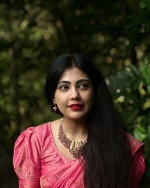 Nayana Elza Instagram - ചിരിയോ ചിരി 😁
.
.
📸 @artmowgli 
.
.
.
.
.
.
.
.
.
.
.
.
.
.
.
.
.
.
.
.
.
.
.
.
.
.
.
.
.
.
.
.
.
.
.
.
.
.
.
#saree #green #instapic #fashion #smile #nayanaelza #picoftheday #instadaily #moment