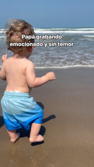 Naydelin Navarrete Instagram - Cada quien hace su rol ☺️

#babeleo #walking #beach #family #fall #funnyfalls