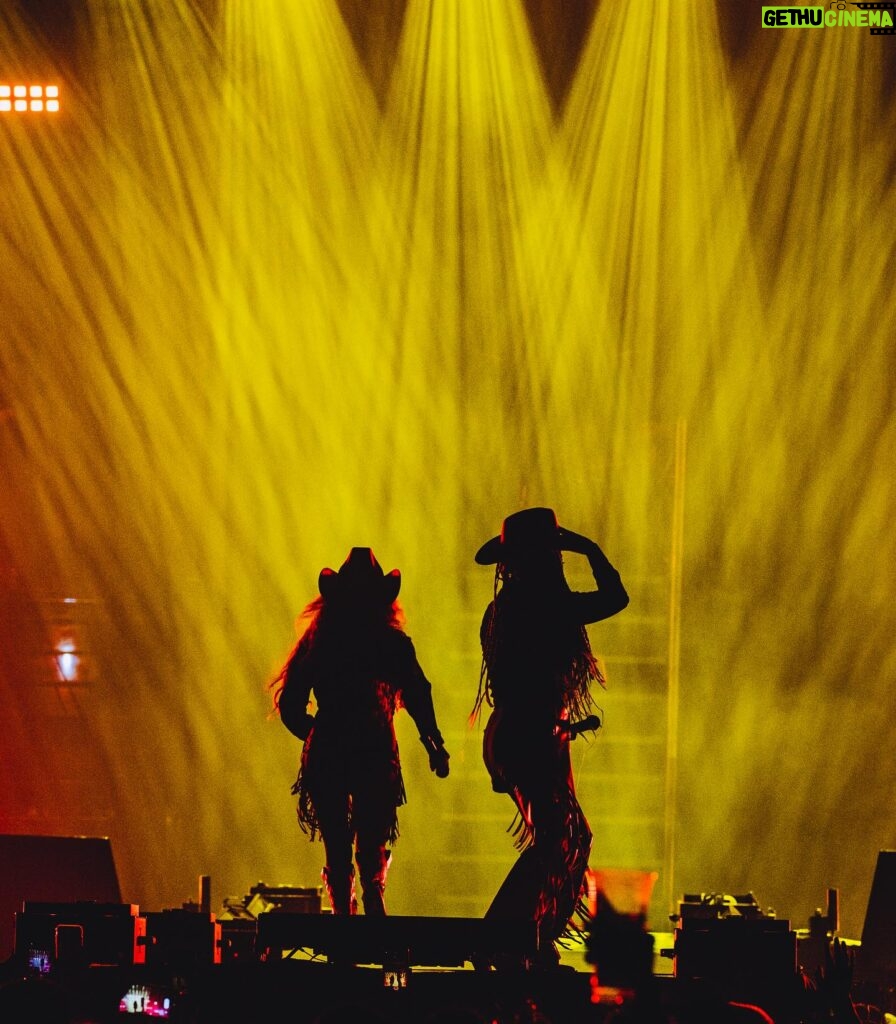 Naydelin Navarrete Instagram - Y arrancamos la gira de @2000sxsiempre !! GRACIAS por nuestro primer concierto sold out, lleno de amor, nostalgia y por permitirme volver a ser niña y cantar y corear con todos ustedes las canciones con las que crecimos! Nos vemos pronto en tu ciudad! ➡️Next stop: Queretaro #pepsicenter #gira #conciertos #2000sxsiempre #soldout