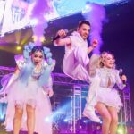 Naydelin Navarrete Instagram - Lo que comenzó como una fecha en la Arena cdmx se convirtió en 3 presentaciones (Mty, gdl) no habíamos siquiera hecho la primera y por el sould out se abrieron más lugares que por supuesto se volvieron a agotar. Fue tal la respuesta del público, que una semana antes de la fecha, nos anunciarían que “2000s x siempre” haría gira por toda la República en marzo del 2024… Todo esto sin antes subir al escenario, pero ese día... Ese 5 de agosto quedará en mi memoria por siempre! Aún estoy procesando lo qué pasó… fue más que mágico, más que ensordecedor, fuimos 20,000 niños cantando y bailando las canciones con las que crecimos y que marcaron una generación! Y por si fuera poco, por qué USTEDES lo pidieron, no será marzo del siguiente año, si no que iniciamos la gira este 12 de octubre en el Pepsi center!! 😱😱 Así que GRACIAS! Gracias por su amor! Por crecer con nosotros! Y por seguir aquí cerquita!❤️🫶🏻mi gratitud y cariño.. X SIEMPRE! Fotatza 📸 @soy_alanhdez @2000sxsiempre @2000spoptour #concierto #arenacdmx #gira #octubre #2023 #amigosxsiempre #complicesalrescate #aventuraseneltiempo