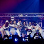 Naydelin Navarrete Instagram - Lo que comenzó como una fecha en la Arena cdmx se convirtió en 3 presentaciones (Mty, gdl) no habíamos siquiera hecho la primera y por el sould out se abrieron más lugares que por supuesto se volvieron a agotar. Fue tal la respuesta del público, que una semana antes de la fecha, nos anunciarían que “2000s x siempre” haría gira por toda la República en marzo del 2024… Todo esto sin antes subir al escenario, pero ese día... Ese 5 de agosto quedará en mi memoria por siempre! Aún estoy procesando lo qué pasó… fue más que mágico, más que ensordecedor, fuimos 20,000 niños cantando y bailando las canciones con las que crecimos y que marcaron una generación! Y por si fuera poco, por qué USTEDES lo pidieron, no será marzo del siguiente año, si no que iniciamos la gira este 12 de octubre en el Pepsi center!! 😱😱 Así que GRACIAS! Gracias por su amor! Por crecer con nosotros! Y por seguir aquí cerquita!❤️🫶🏻mi gratitud y cariño.. X SIEMPRE! Fotatza 📸 @soy_alanhdez @2000sxsiempre @2000spoptour #concierto #arenacdmx #gira #octubre #2023 #amigosxsiempre #complicesalrescate #aventuraseneltiempo
