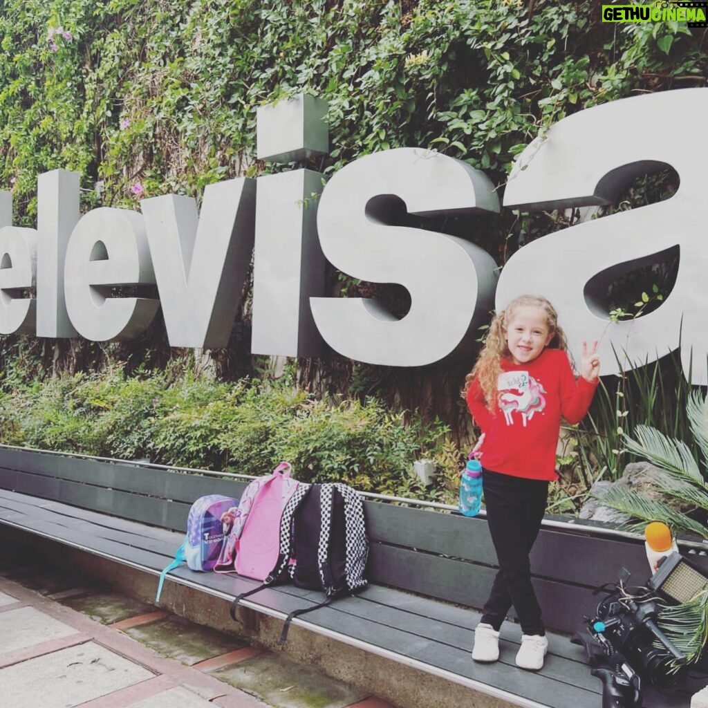 Naydelin Navarrete Instagram - Ayer fue un día muy especial ! El primer día de clases de mi bebe Isabella en el @cea_televisa Estamos muy felices por ti ! Mucho éxito en esta nueva etapa mi bebé ! #cea #ceainfantil #televisa #ceatelevisa
