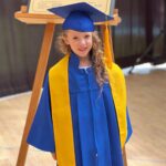 Naydelin Navarrete Instagram - Y en un abrir y cerrar de ojos, nuestra bebe se gradúa del kínder para pasar a la primaria!😭 Comenzó su 1er año en casa frente a un iPad en medio de una pandemia, y ahora verla graduarse en su escuelita, con todos sus compañeros y creciendo tan rápido, me llena de nostalgia y emoción, te amamos Isabella! Aquí estamos tus papis para apoyarte siempre en cada paso 👣 🎓🫶🏻 #graduación #preescolar #isabella #kinder #miniñagrande