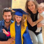 Naydelin Navarrete Instagram - Y en un abrir y cerrar de ojos, nuestra bebe se gradúa del kínder para pasar a la primaria!😭 Comenzó su 1er año en casa frente a un iPad en medio de una pandemia, y ahora verla graduarse en su escuelita, con todos sus compañeros y creciendo tan rápido, me llena de nostalgia y emoción, te amamos Isabella! Aquí estamos tus papis para apoyarte siempre en cada paso 👣 🎓🫶🏻 #graduación #preescolar #isabella #kinder #miniñagrande