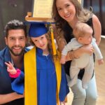 Naydelin Navarrete Instagram - Y en un abrir y cerrar de ojos, nuestra bebe se gradúa del kínder para pasar a la primaria!😭 Comenzó su 1er año en casa frente a un iPad en medio de una pandemia, y ahora verla graduarse en su escuelita, con todos sus compañeros y creciendo tan rápido, me llena de nostalgia y emoción, te amamos Isabella! Aquí estamos tus papis para apoyarte siempre en cada paso 👣 🎓🫶🏻 #graduación #preescolar #isabella #kinder #miniñagrande