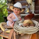 Naydelin Navarrete Instagram - Les mando este vaquerito de amor para que tengan un excelente inicio de semana! 😜🤤🤤🤤❤️ #mybaby #vaquero #Leonardo #David #love