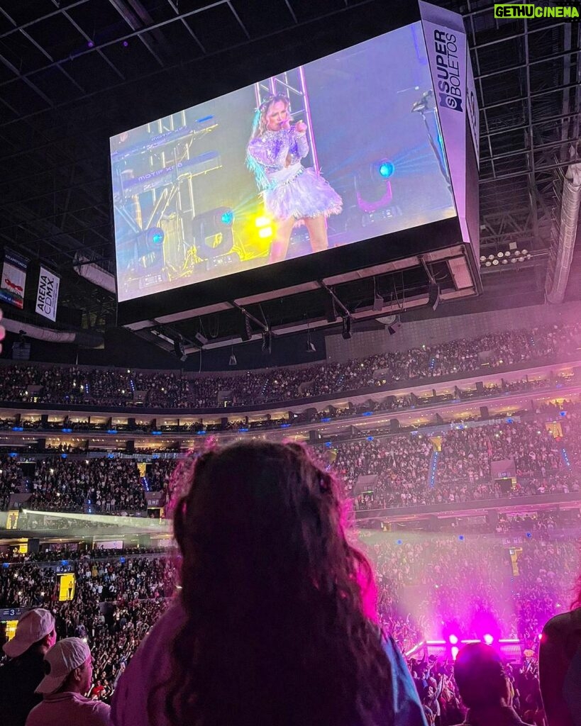 Naydelin Navarrete Instagram - Esta imagen me voló la cabeza!🤯 Estas imágenes representan mi vida entera! Si alguien me hubiera dicho cuando era niña, que un día iba a estar de nuevo en un escenario, cantando las mismas canciones que cantaba en ese momento, pero que ahora estaría ahí mi hija, con mi esposo cargando a nuestro bebé de meses viéndome! Pff jamás me lo hubiera imaginado… Son de esos regalitos de la vida que no esperas y que solo queda agradecer por lo bendecidos y afortunados que somos! Gracias vida! Y gracias como siempre a mis papás que están infaltablemente en cada momento, mis hermanos❤️ mi familia y amigos que estuvieron ahí conmigo ese día, física y emocionalmente. 📸gracias por estas bellas imágenes @tania_ibanez @danielaaedo @paocontrerasoficial #blessed #2000sxsiempre #2000spoptour #concierto #family #truelove #tribu @2000sxsiempre @2000spoptour