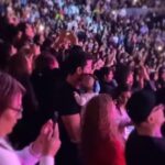 Naydelin Navarrete Instagram - Esta imagen me voló la cabeza!🤯 Estas imágenes representan mi vida entera! Si alguien me hubiera dicho cuando era niña, que un día iba a estar de nuevo en un escenario, cantando las mismas canciones que cantaba en ese momento, pero que ahora estaría ahí mi hija, con mi esposo cargando a nuestro bebé de meses viéndome! Pff jamás me lo hubiera imaginado… Son de esos regalitos de la vida que no esperas y que solo queda agradecer por lo bendecidos y afortunados que somos! Gracias vida! Y gracias como siempre a mis papás que están infaltablemente en cada momento, mis hermanos❤️ mi familia y amigos que estuvieron ahí conmigo ese día, física y emocionalmente. 📸gracias por estas bellas imágenes @tania_ibanez @danielaaedo @paocontrerasoficial #blessed #2000sxsiempre #2000spoptour #concierto #family #truelove #tribu @2000sxsiempre @2000spoptour