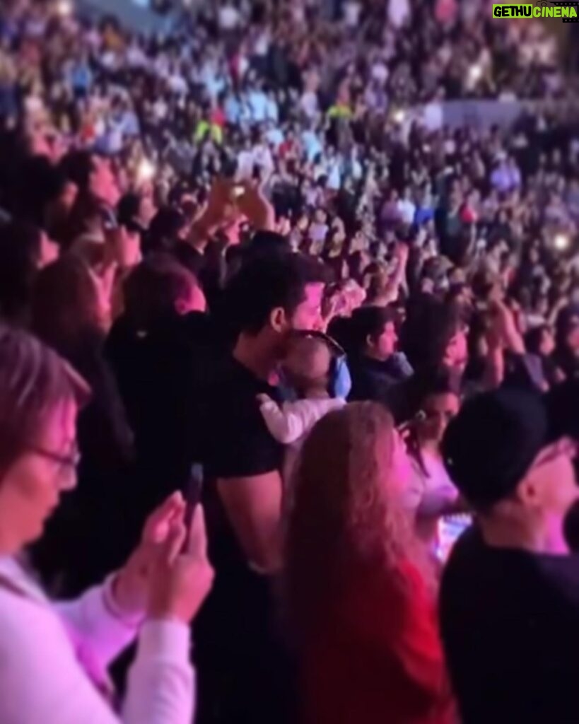 Naydelin Navarrete Instagram - Esta imagen me voló la cabeza!🤯 Estas imágenes representan mi vida entera! Si alguien me hubiera dicho cuando era niña, que un día iba a estar de nuevo en un escenario, cantando las mismas canciones que cantaba en ese momento, pero que ahora estaría ahí mi hija, con mi esposo cargando a nuestro bebé de meses viéndome! Pff jamás me lo hubiera imaginado… Son de esos regalitos de la vida que no esperas y que solo queda agradecer por lo bendecidos y afortunados que somos! Gracias vida! Y gracias como siempre a mis papás que están infaltablemente en cada momento, mis hermanos❤️ mi familia y amigos que estuvieron ahí conmigo ese día, física y emocionalmente. 📸gracias por estas bellas imágenes @tania_ibanez @danielaaedo @paocontrerasoficial #blessed #2000sxsiempre #2000spoptour #concierto #family #truelove #tribu @2000sxsiempre @2000spoptour