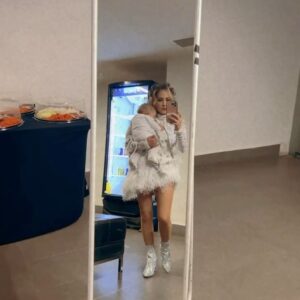 Naydelin Navarrete Instagram - Esta imagen me voló la cabeza!🤯
Estas imágenes representan mi vida entera! 
Si alguien me hubiera dicho cuando era niña, que un día iba a estar de nuevo en un escenario, cantando las mismas canciones que cantaba en ese momento, pero que ahora estaría ahí mi hija, con mi esposo cargando a nuestro bebé de meses viéndome! Pff jamás me lo hubiera imaginado… 
Son de esos regalitos de la vida que no esperas y que solo queda agradecer por lo bendecidos y afortunados que somos!
Gracias vida! Y gracias como siempre a mis papás que están infaltablemente en cada momento, mis hermanos❤️ mi familia y amigos que estuvieron ahí conmigo ese día, física y emocionalmente. 

📸gracias por estas bellas imágenes @tania_ibanez @danielaaedo @paocontrerasoficial 
#blessed #2000sxsiempre #2000spoptour #concierto #family #truelove #tribu @2000sxsiempre @2000spoptour