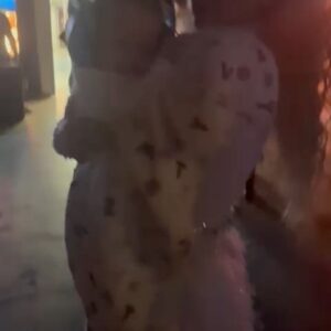 Naydelin Navarrete Instagram - Esta imagen me voló la cabeza!🤯
Estas imágenes representan mi vida entera! 
Si alguien me hubiera dicho cuando era niña, que un día iba a estar de nuevo en un escenario, cantando las mismas canciones que cantaba en ese momento, pero que ahora estaría ahí mi hija, con mi esposo cargando a nuestro bebé de meses viéndome! Pff jamás me lo hubiera imaginado… 
Son de esos regalitos de la vida que no esperas y que solo queda agradecer por lo bendecidos y afortunados que somos!
Gracias vida! Y gracias como siempre a mis papás que están infaltablemente en cada momento, mis hermanos❤️ mi familia y amigos que estuvieron ahí conmigo ese día, física y emocionalmente. 

📸gracias por estas bellas imágenes @tania_ibanez @danielaaedo @paocontrerasoficial 
#blessed #2000sxsiempre #2000spoptour #concierto #family #truelove #tribu @2000sxsiempre @2000spoptour
