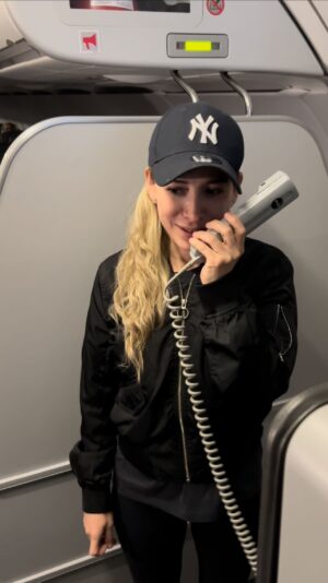 Naydelin Navarrete Instagram - Nunca me habían pedido esto en un vuelo! 😱😱✈️
#complicesalrescate #2000sxsiempre #vuelo #naidelyn #singing #sabes #naidelynnavarrete #tour
