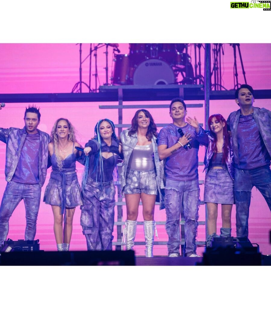 Naydelin Navarrete Instagram - Y arrancamos la gira de @2000sxsiempre !! GRACIAS por nuestro primer concierto sold out, lleno de amor, nostalgia y por permitirme volver a ser niña y cantar y corear con todos ustedes las canciones con las que crecimos! Nos vemos pronto en tu ciudad! ➡️Next stop: Queretaro #pepsicenter #gira #conciertos #2000sxsiempre #soldout