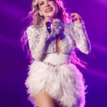 Naydelin Navarrete Instagram - Lo que comenzó como una fecha en la Arena cdmx se convirtió en 3 presentaciones (Mty, gdl) no habíamos siquiera hecho la primera y por el sould out se abrieron más lugares que por supuesto se volvieron a agotar. Fue tal la respuesta del público, que una semana antes de la fecha, nos anunciarían que “2000s x siempre” haría gira por toda la República en marzo del 2024… Todo esto sin antes subir al escenario, pero ese día... Ese 5 de agosto quedará en mi memoria por siempre! Aún estoy procesando lo qué pasó… fue más que mágico, más que ensordecedor, fuimos 20,000 niños cantando y bailando las canciones con las que crecimos y que marcaron una generación! Y por si fuera poco, por qué USTEDES lo pidieron, no será marzo del siguiente año, si no que iniciamos la gira este 12 de octubre en el Pepsi center!! 😱😱 Así que GRACIAS! Gracias por su amor! Por crecer con nosotros! Y por seguir aquí cerquita!❤️🫶🏻mi gratitud y cariño.. X SIEMPRE! Fotatza 📸 @soy_alanhdez @2000sxsiempre @2000spoptour #concierto #arenacdmx #gira #octubre #2023 #amigosxsiempre #complicesalrescate #aventuraseneltiempo